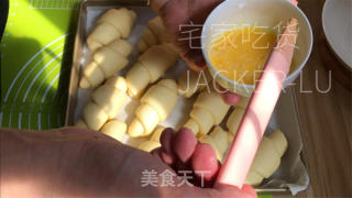 波兰种小餐包，坚实推丝，奶喷鼻味实足，配杯热牛奶，温心又温胃。的做法步调：17