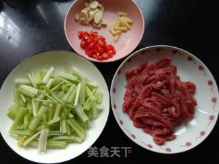 芹菜炒牛肉的做法步调：1