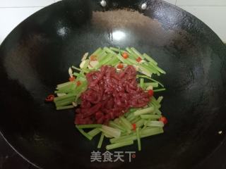 芹菜炒牛肉的做法步调：8