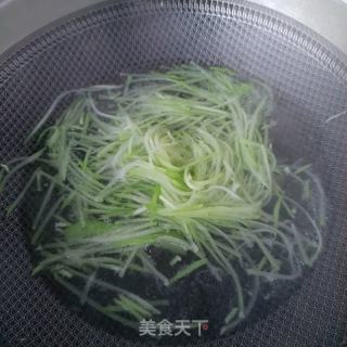 佛脚瓜紫佳丽拌鸡胸肉的做法步调：2