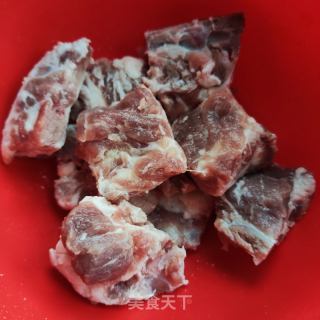 喷鼻芋烧排骨的做法步调：1