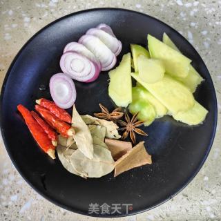 黄豆焖猪蹄的做法步调：4