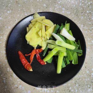 鹿茸菇焖鸭的做法步调：3