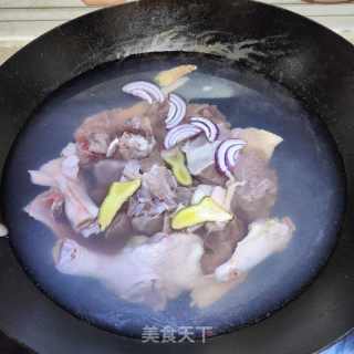 鹿茸菇焖鸭的做法步调：4