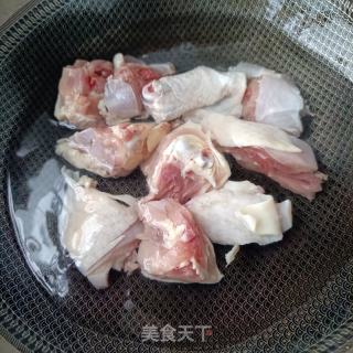 板栗烧鸡腿的做法步调：2