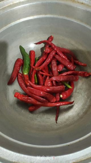 腌油辣椒的做法步调：1