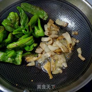 猪肉炒薄皮辣椒的做法步调：10