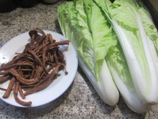 茶树菇炒五号菜的做法步调：1