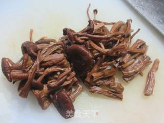 茶树菇炒五号菜的做法步调：2