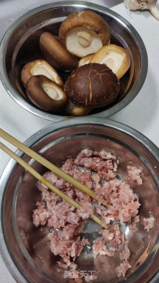 酿喷鼻菇的做法步调：1