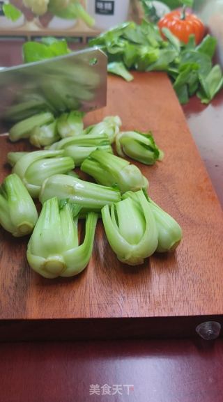 菜梗炒肉姑苏青菜梗如许做，好吃又下饭的做法步调：2