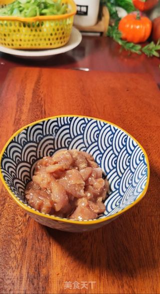 菜梗炒肉姑苏青菜梗如许做，好吃又下饭的做法步调：4