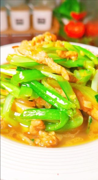 菜梗炒肉姑苏青菜梗如许做，好吃又下饭的做法步调：11