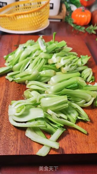 菜梗炒肉姑苏青菜梗如许做，好吃又下饭的做法步调：3