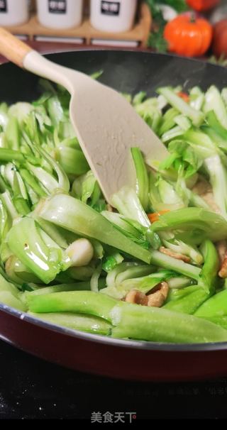 菜梗炒肉姑苏青菜梗如许做，好吃又下饭的做法步调：9