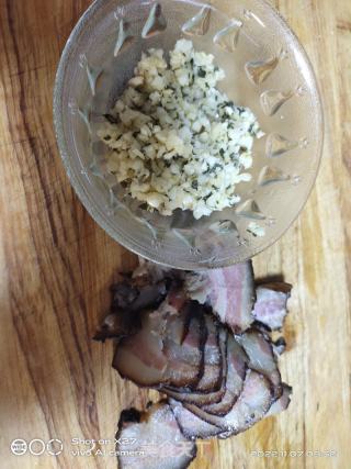 荷兰豆炒腊肉的做法步调：1