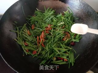 韭菜炒肉丝的做法步调：7