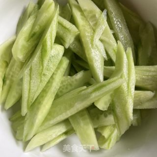 黄瓜紫菜蛋花汤的做法步调：2