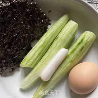 黄瓜紫菜蛋花汤的做法步调：1
