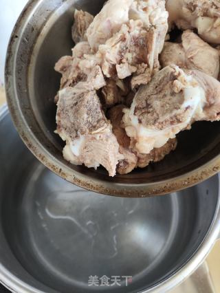年夜骨炖萝卜的做法步调：2