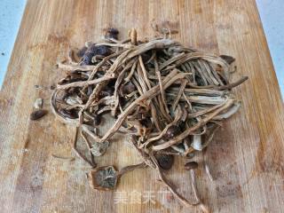 茶树菇炒肉丝的做法步调：3