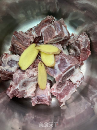 番茄土豆牛排骨的做法步调：2