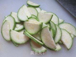 西葫芦炒茄子的做法步调：3