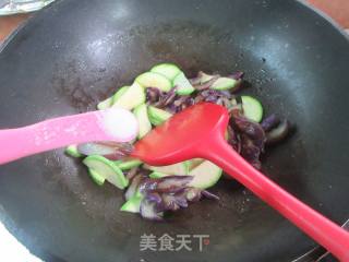 西葫芦炒茄子的做法步调：11