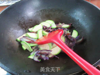西葫芦炒茄子的做法步调：9