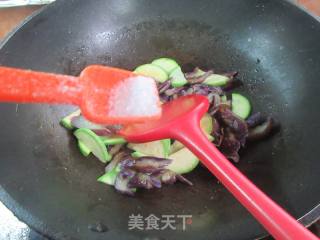 西葫芦炒茄子的做法步调：12