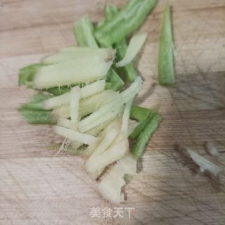 干辣椒炒莲斑白的做法步调：4