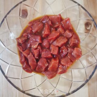 乌蒜子牛肉粒的做法步调：1