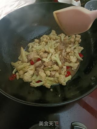 花菜炒肉的做法步调：7