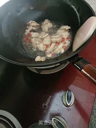 花菜炒肉的做法步调：3
