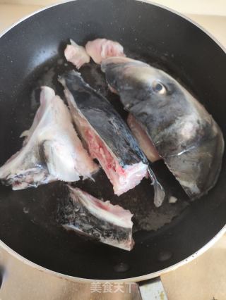 天麻炖鱼头的做法步调：4