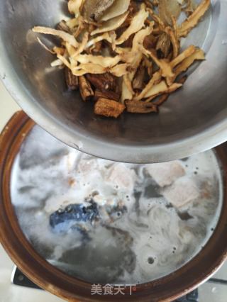 天麻炖鱼头的做法步调：7