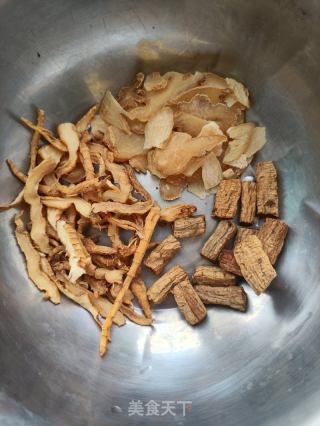 天麻炖鱼头的做法步调：1