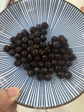 乌糖珍珠奶茶的做法步调：3
