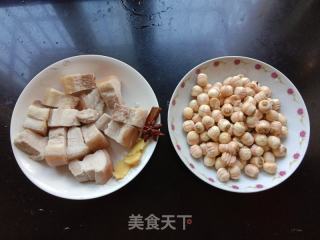 莲子白烧肉的做法步调：1