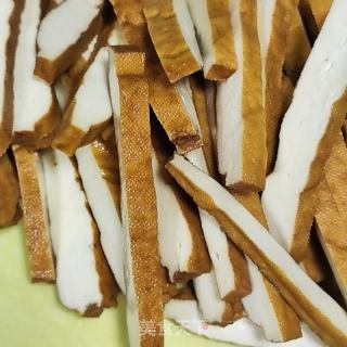 五花肉喷鼻干炒圆椒的做法步调：2