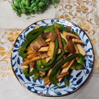 五花肉喷鼻干炒圆椒的做法步调：9