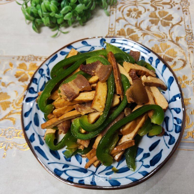 五花肉喷鼻干炒圆椒的做法