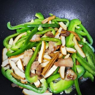 五花肉喷鼻干炒圆椒的做法步调：6