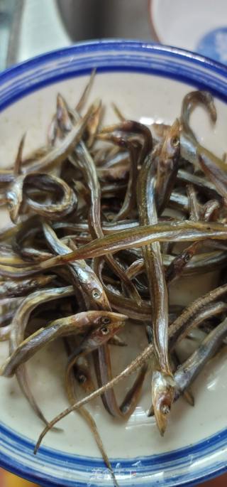 腊味蒸银针鱼干的做法步调：1
