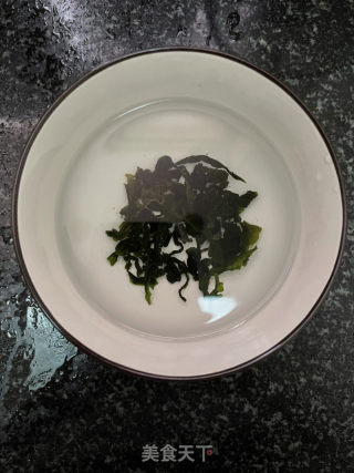 虾仁豆腐裙带菜汤的做法步调：2