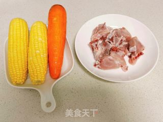 玉米胡萝卜骨头汤的做法步调：1