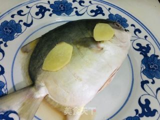 浑蒸鲳鱼的做法步调：1