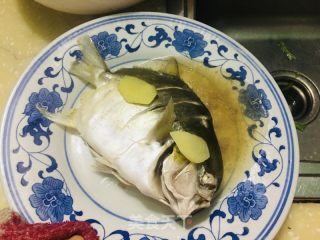 浑蒸鲳鱼的做法步调：3