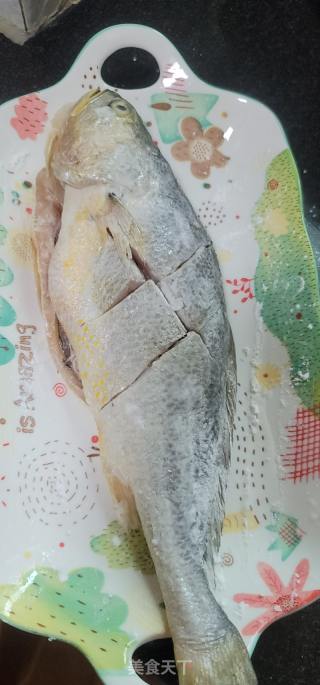 糖醋黄花鱼的做法步调：1