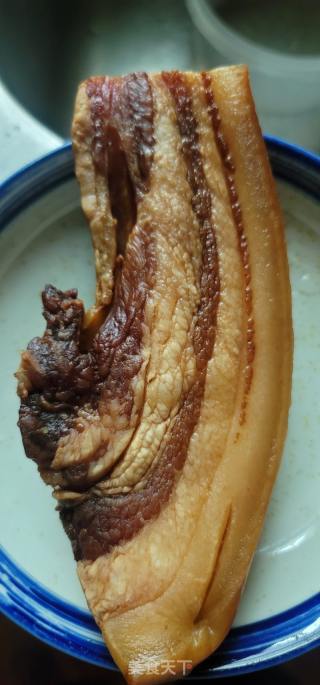 喷鼻芹炒腊肉的做法步调：1